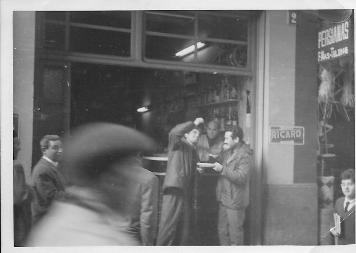 Imagen secundaria 1 - El éxito del bar que resiste en el centro de Valencia y no sirve café