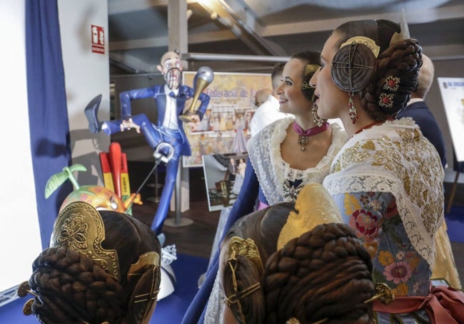 La fallera mayor de Valencia 2024, María Estela Arlandis, en la visita a la presentación de bocetos de las fallas de Especial.