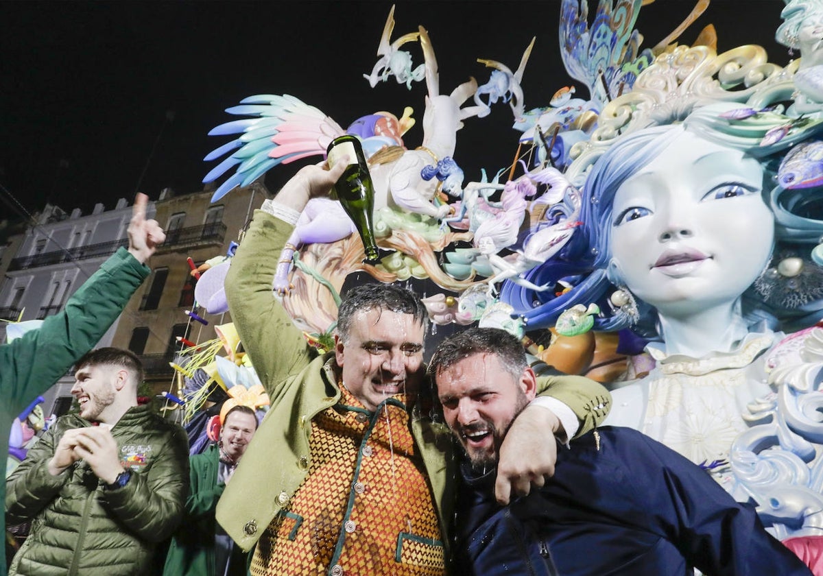 El presidente de la falla Exposición, Manolo Mas, celebrando las pasadas Fallas el primer premio con el artista Sánchez Llongo.