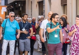 Un grupo de personas pasean por Valencia.