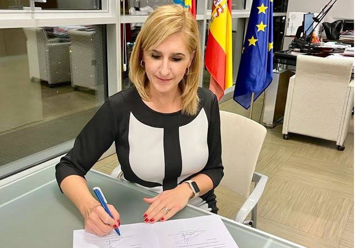 Salomé Pradas firma las cartas para los ministros.