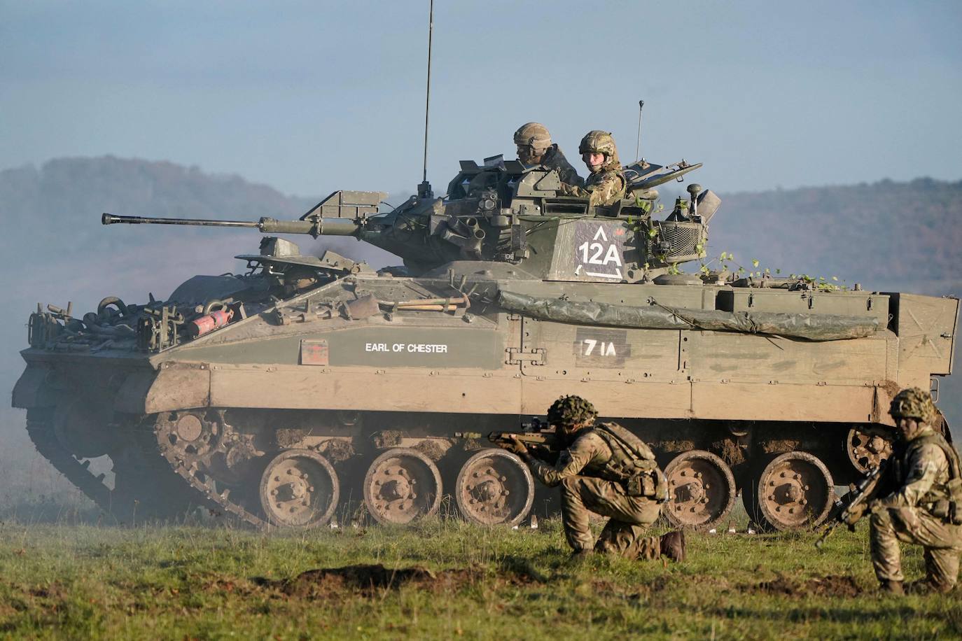 El príncipe Guillermo, de camuflaje y en un vehículo de combate