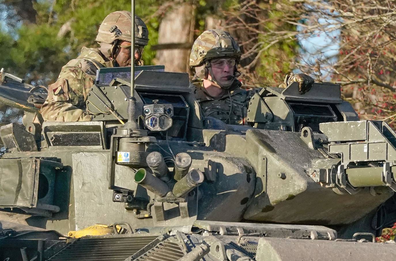 El príncipe Guillermo, de camuflaje y en un vehículo de combate