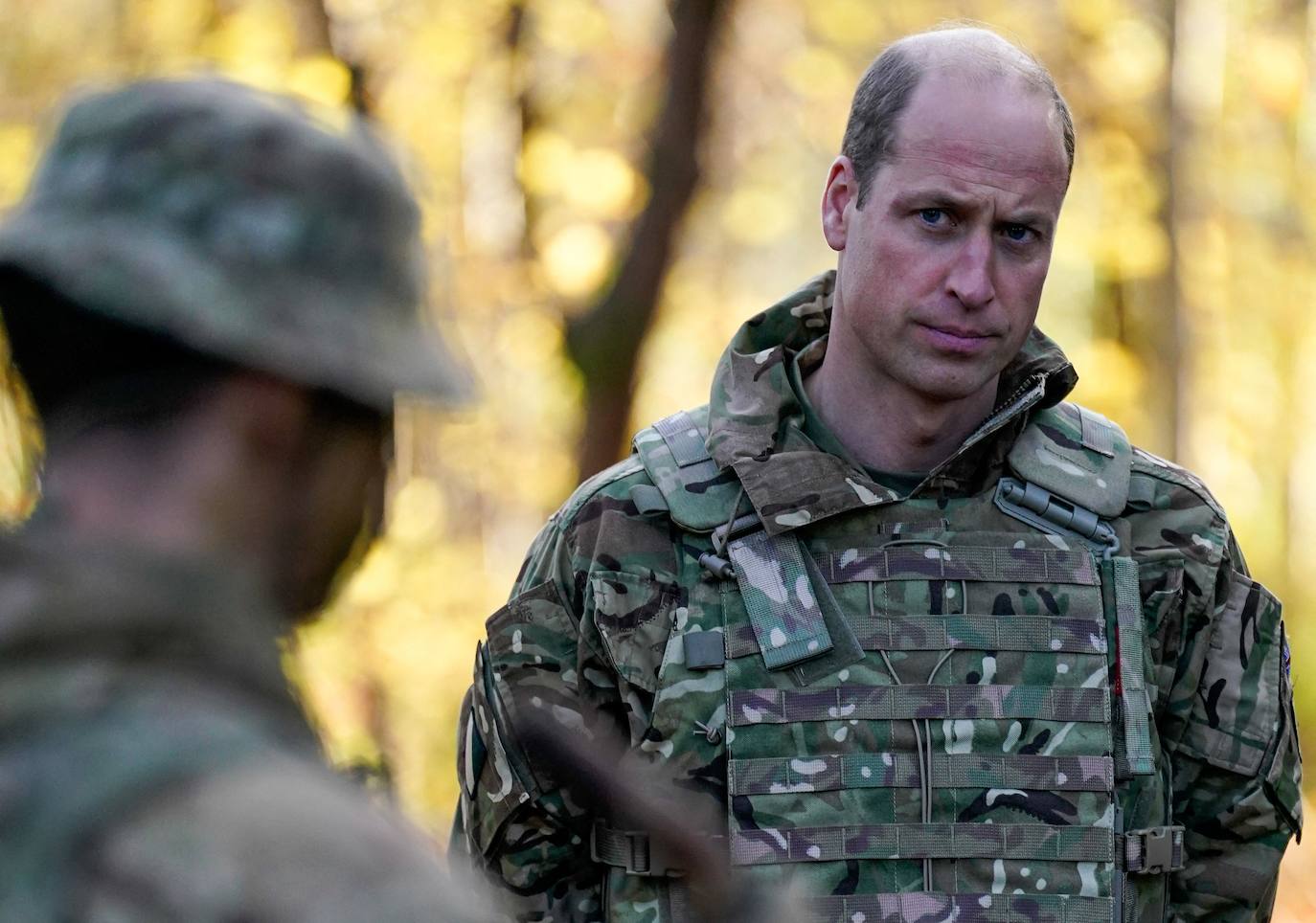 El príncipe Guillermo, de camuflaje y en un vehículo de combate