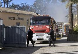 Policías y bomberos de Alicante en una imagen de archivo.