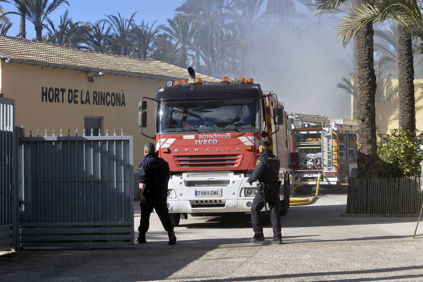 Policías y bomberos de Alicante en una imagen de archivo.