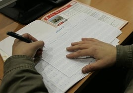 Un alumno realiza un test.