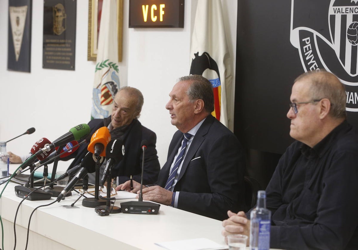 Martín Queralt, Antonio Paños y Fede Sagreras, esta mañana en la sede de la Agrupación.