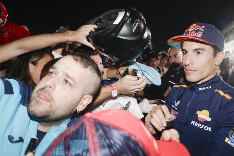 Euforia con Marc Márquez en el pit walk del Gran Premio de Cheste