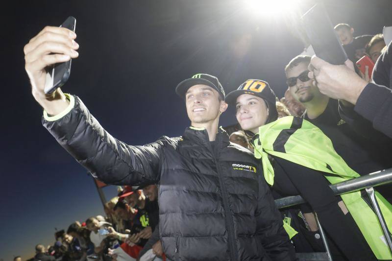 Euforia con Marc Márquez en el pit walk del Gran Premio de Cheste