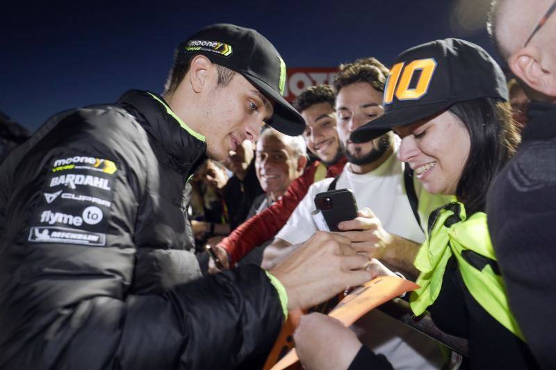 Euforia con Marc Márquez en el pit walk del Gran Premio de Cheste