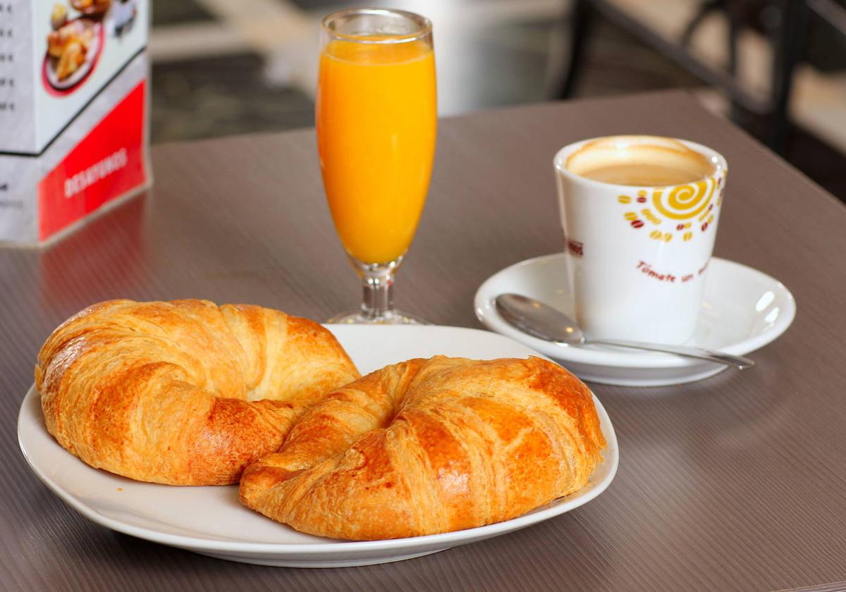 Un desayuno con zumo de naranja.