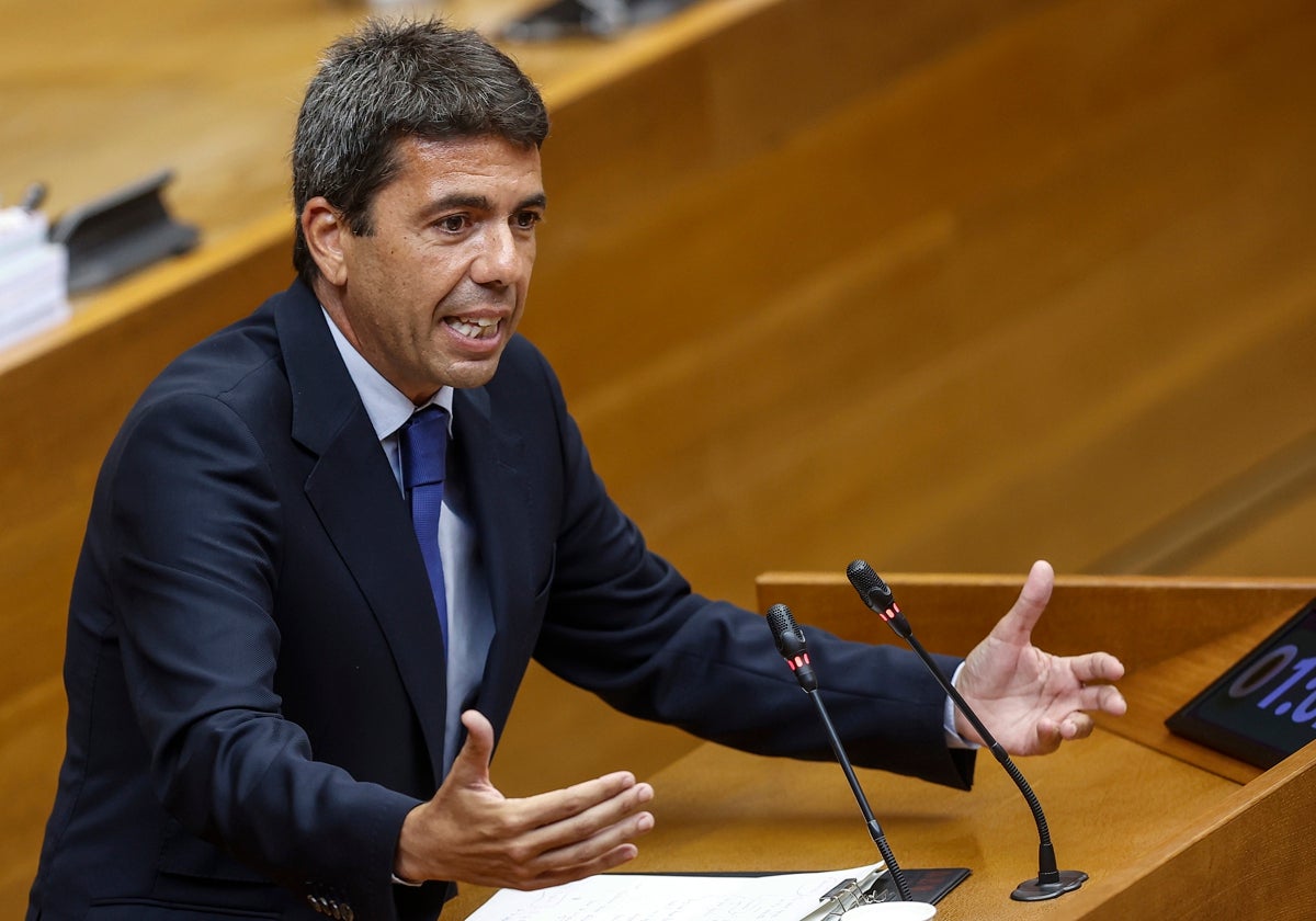 Carlos Mazón interviene desde la tribuna de Les Corts.