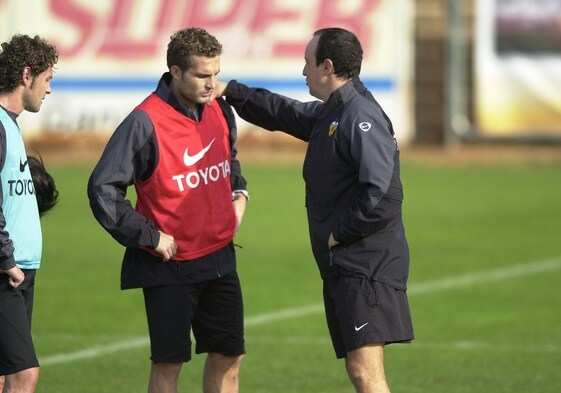Baraja atiende las explicaciones de Benítez en un entrenamiento en Paterna en 2003.