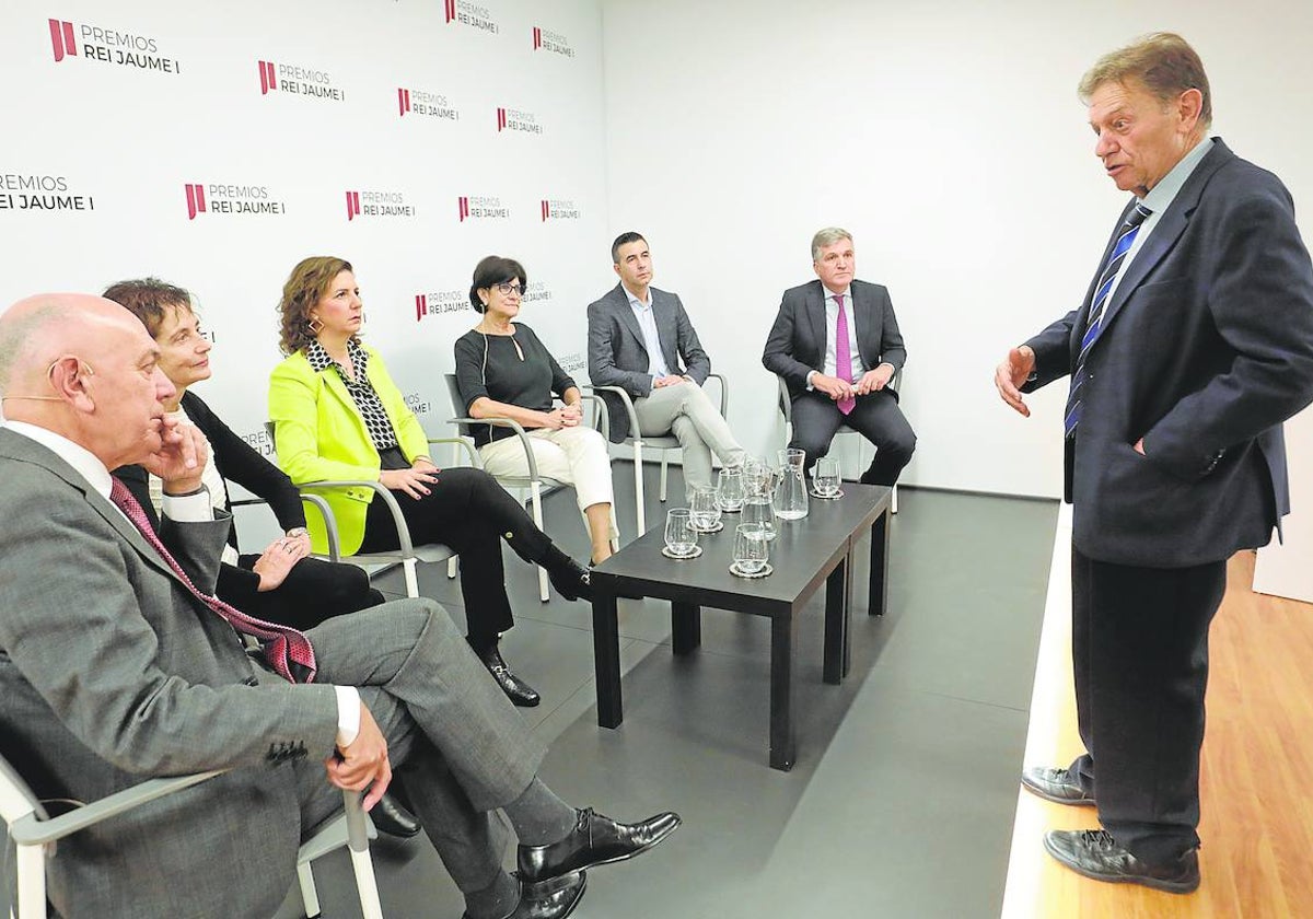 Los galardonados junto al presidente ejecutivo de la Fundación Premios Jaume I .