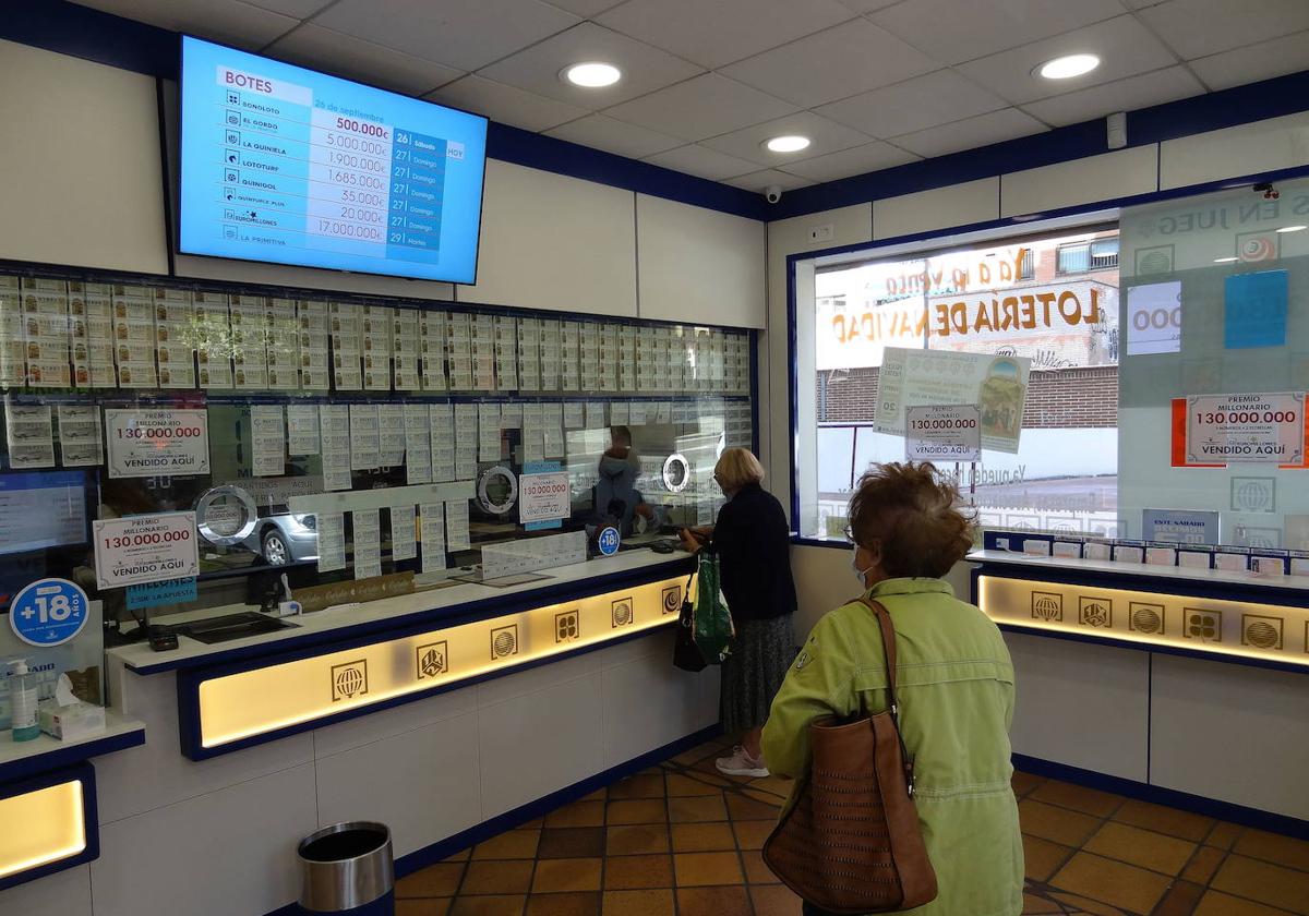 Una mujer comprando lotería en una imagen de archivo.