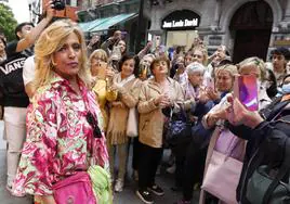 La periodista del corazón Lydia Lozano rodeada de fans durante la inauguración de una tienda de ropa.