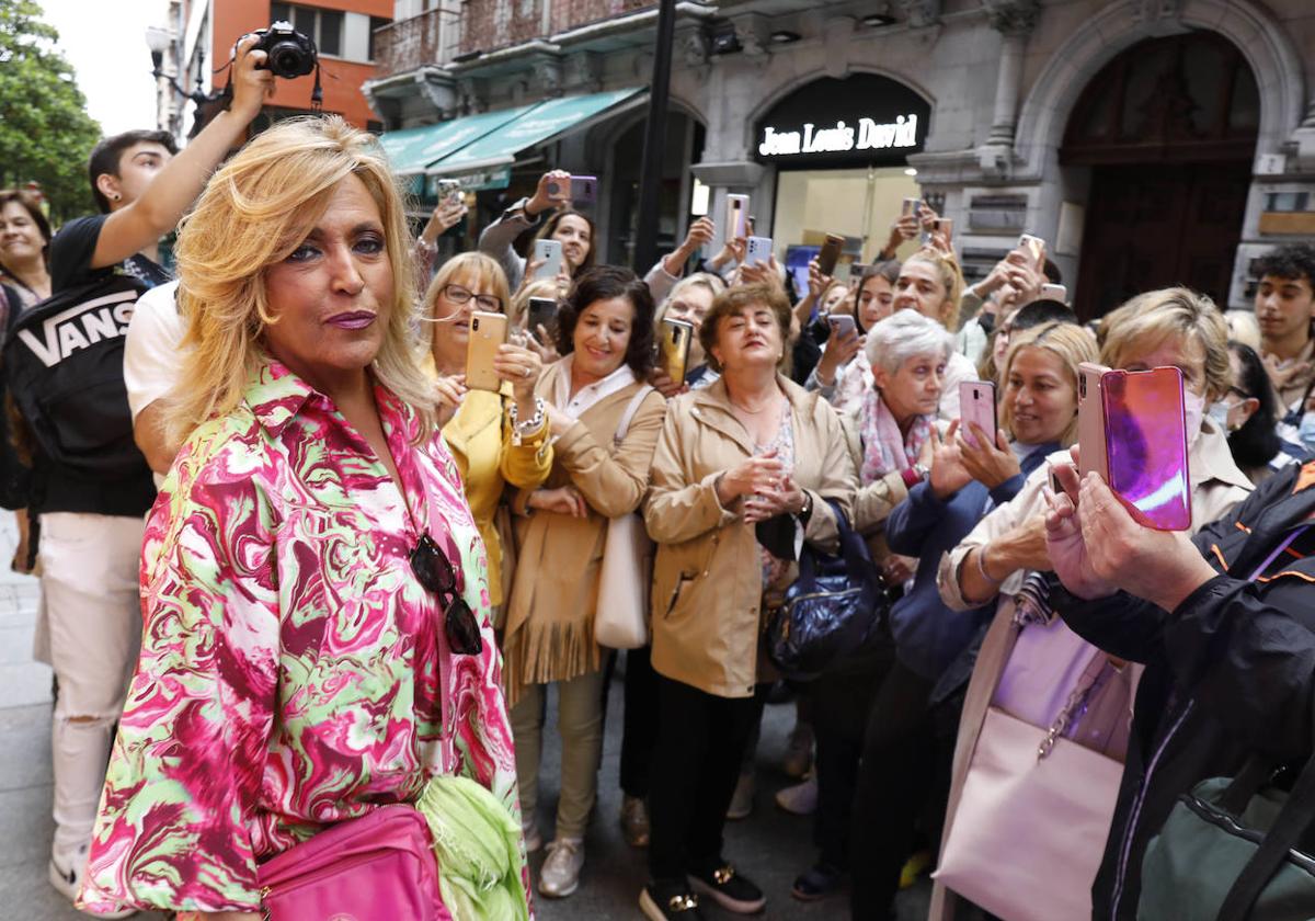 La periodista del corazón Lydia Lozano rodeada de fans durante la inauguración de una tienda de ropa.