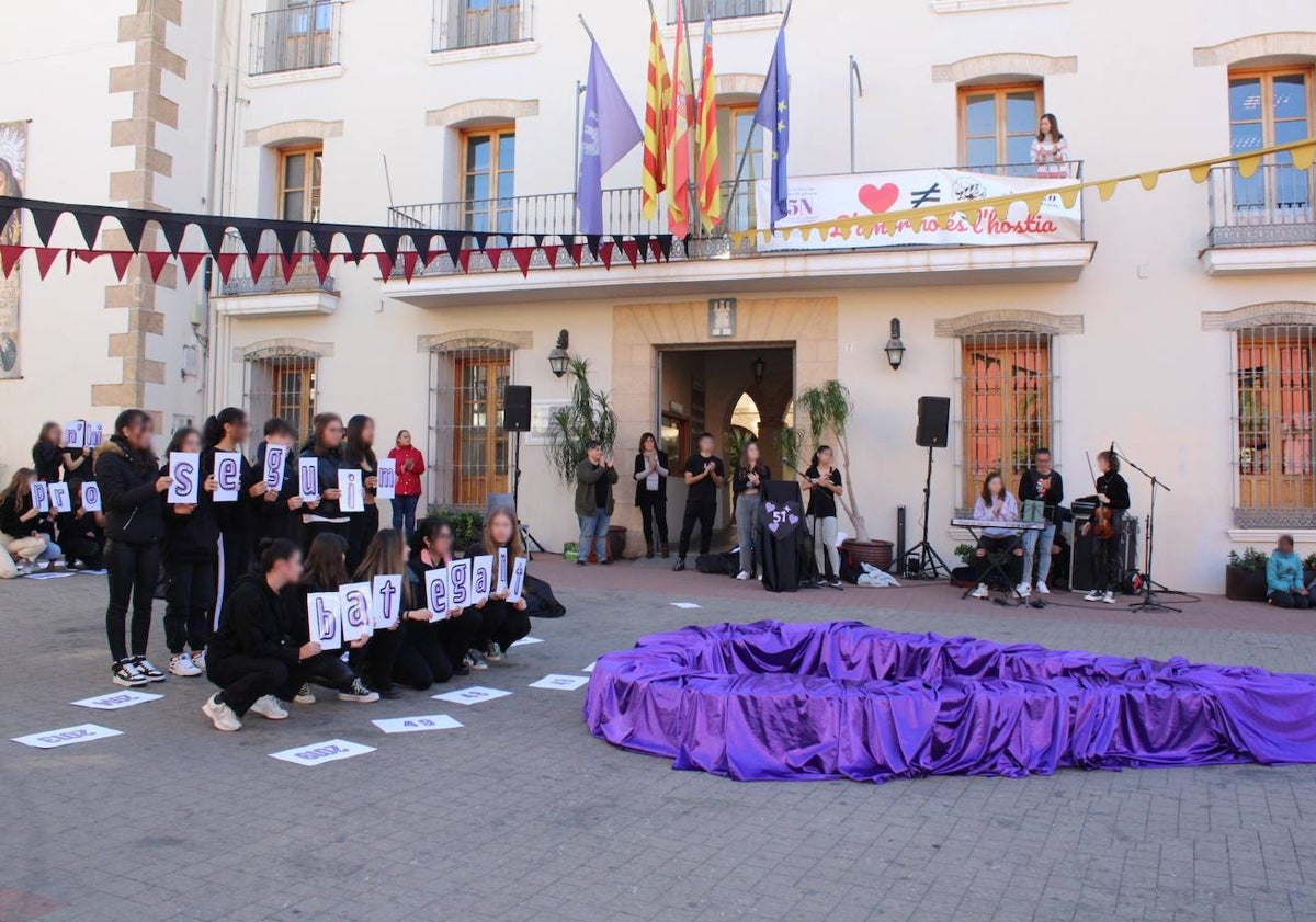 Imagen principal - Los actos celebrados en Ondara y Xàbia y la fuente con el agua teñida de morado a la entrada de Dénia.