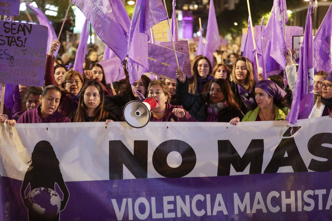 El color violeta tiñe Valencia contra la violencia hacia la mujer