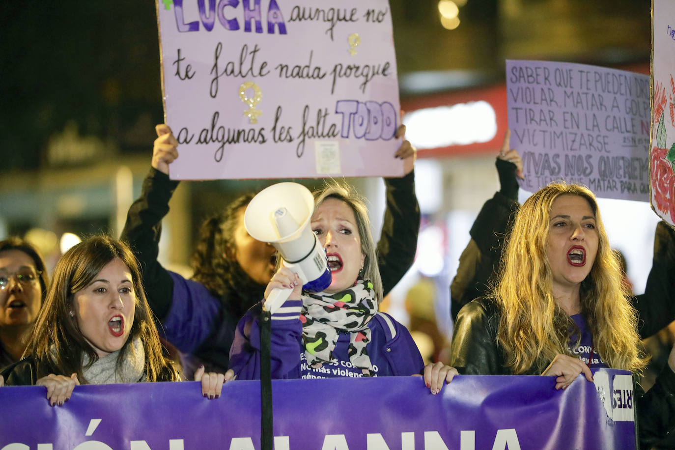 El color violeta tiñe Valencia contra la violencia hacia la mujer