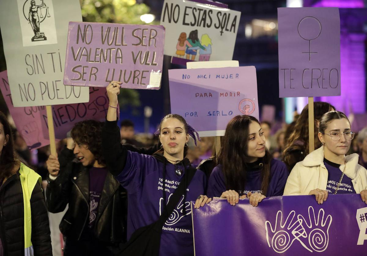 El color violeta tiñe Valencia contra la violencia hacia la mujer