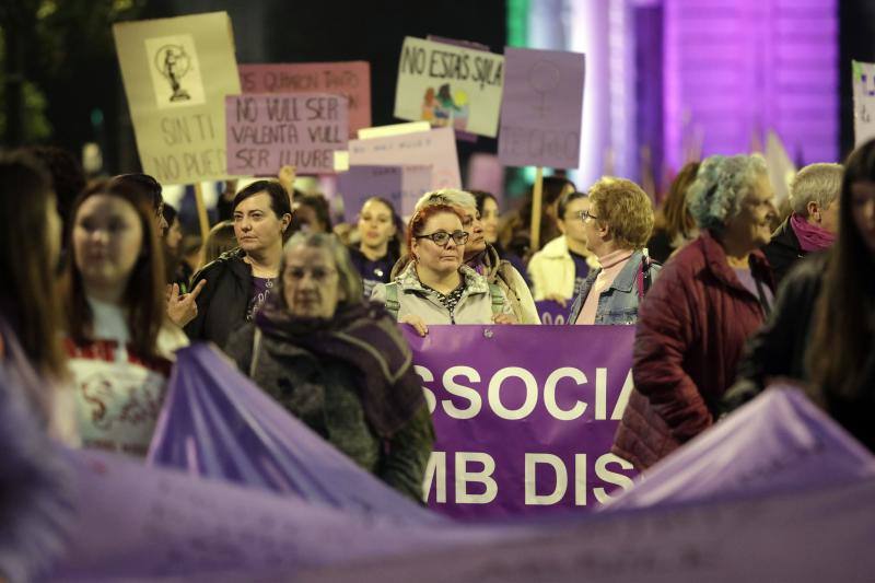 El color violeta tiñe Valencia contra la violencia hacia la mujer