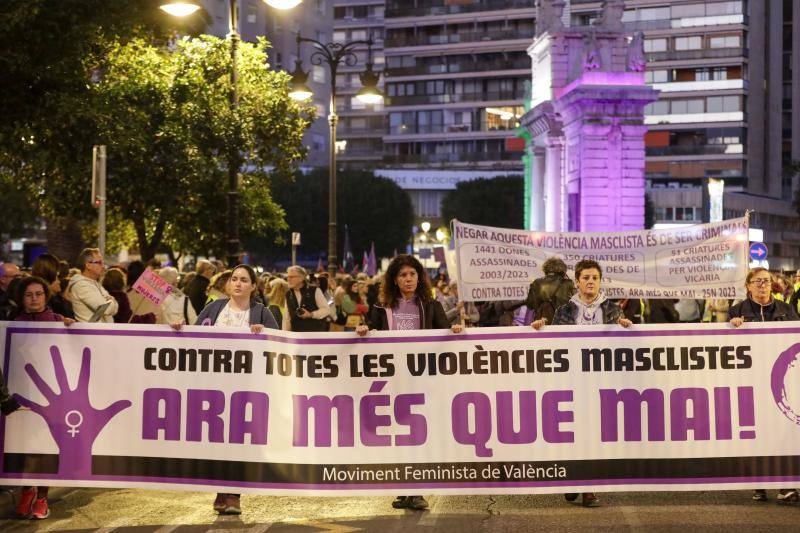 El color violeta tiñe Valencia contra la violencia hacia la mujer