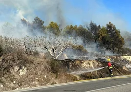 Un bombero durante las tareas de extinción del fuego en Xàbia.