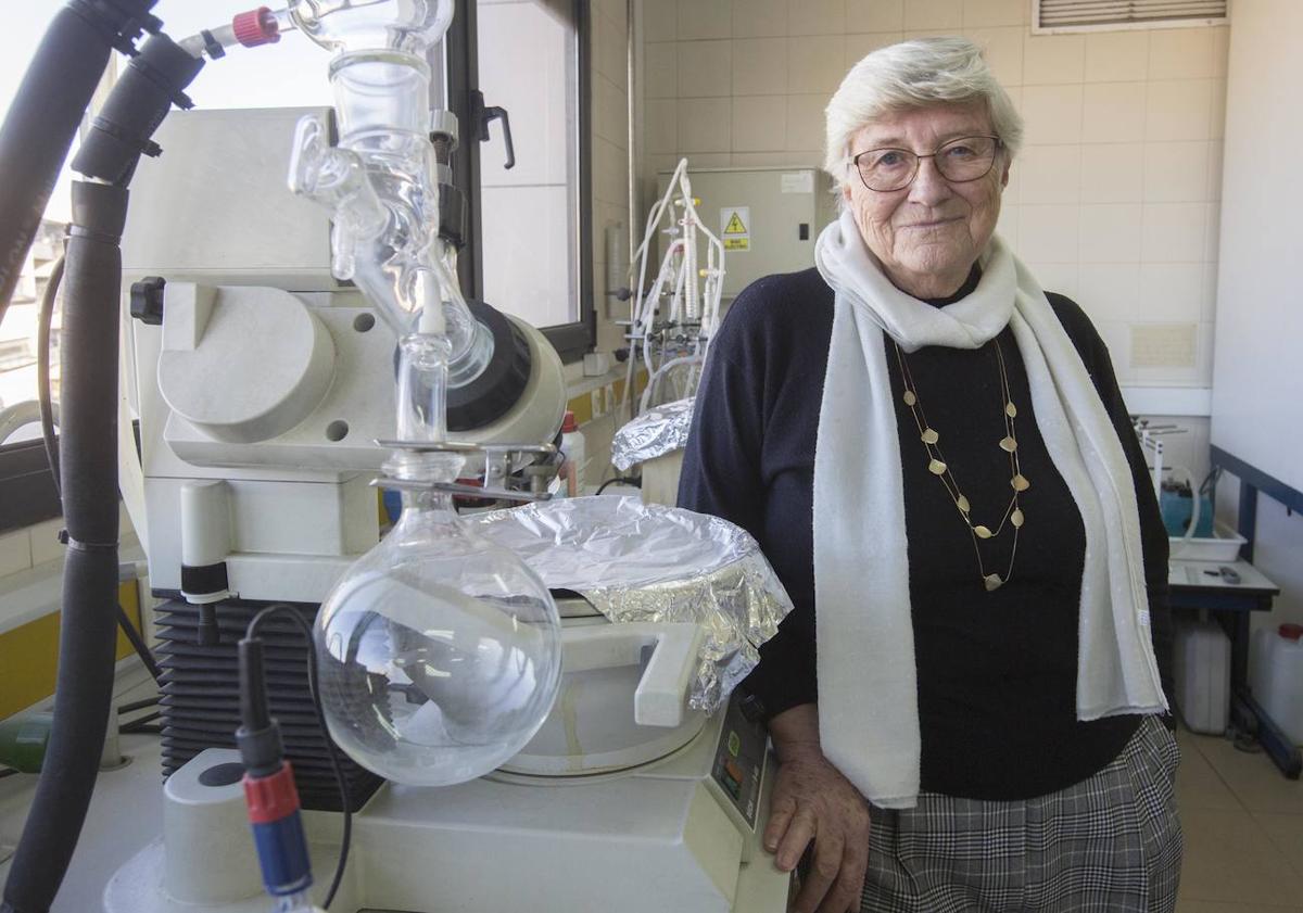 Imagen principal - Arriba, la química Margarita Parra en su laboratorio en la Universitat de València. A la izquierda, Hortensia Herrero el día de la inauguración del centro de arte que lleva su nombre. A la derecha, Elisabet Benavent, una escritora que triunfa con sus novelas románticas