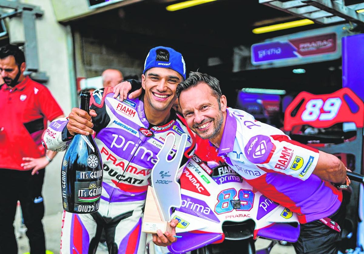 Jorge Martín y Gino Borsoi posan en la puerta del box del equipo.