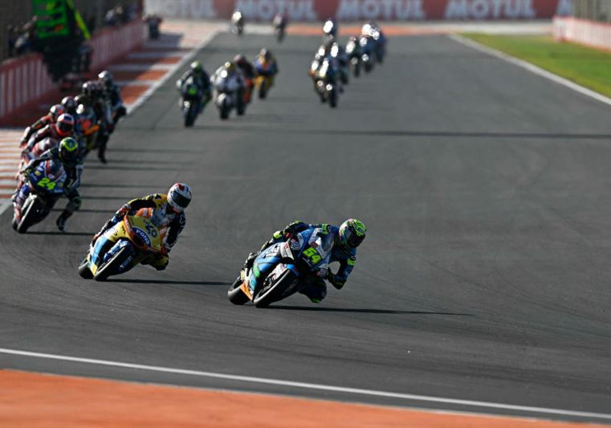 Canet persigue a Aldeguer en la curva 1 de Cheste instantes después de la salida.