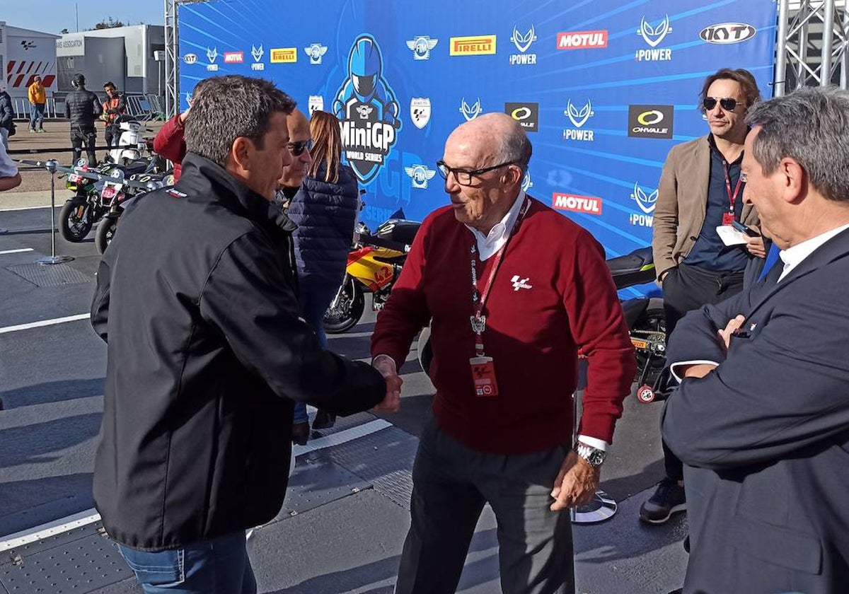 Carlos Mazón saluda a Carmelo Ezpeleta a su llegada al Circuit.