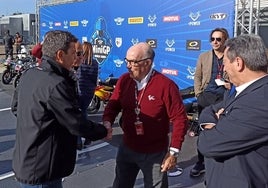 Carlos Mazón saluda a Carmelo Ezpeleta a su llegada al Circuit.