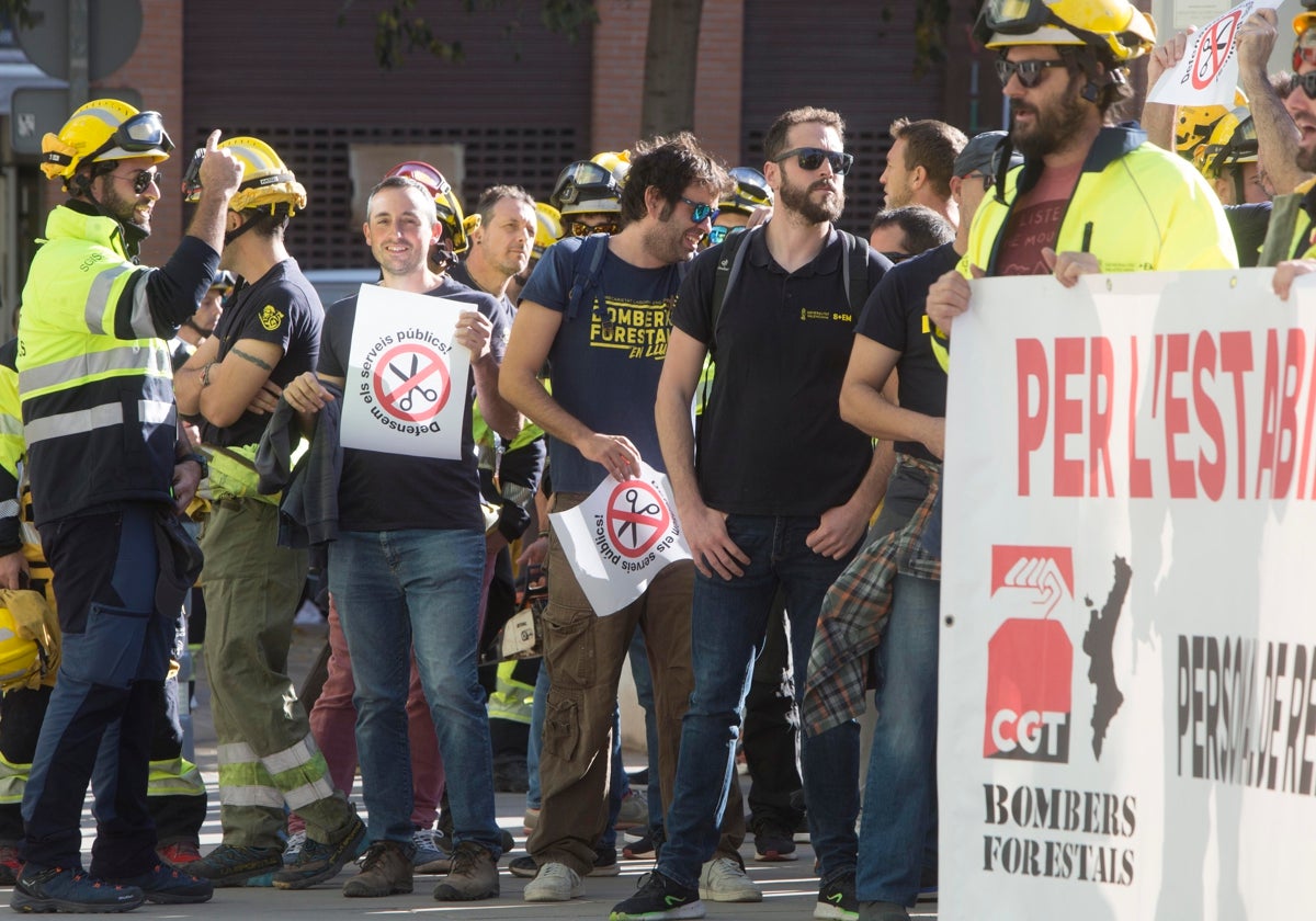 Protesta de bomberos forestales frente a la sede de la conselleria.