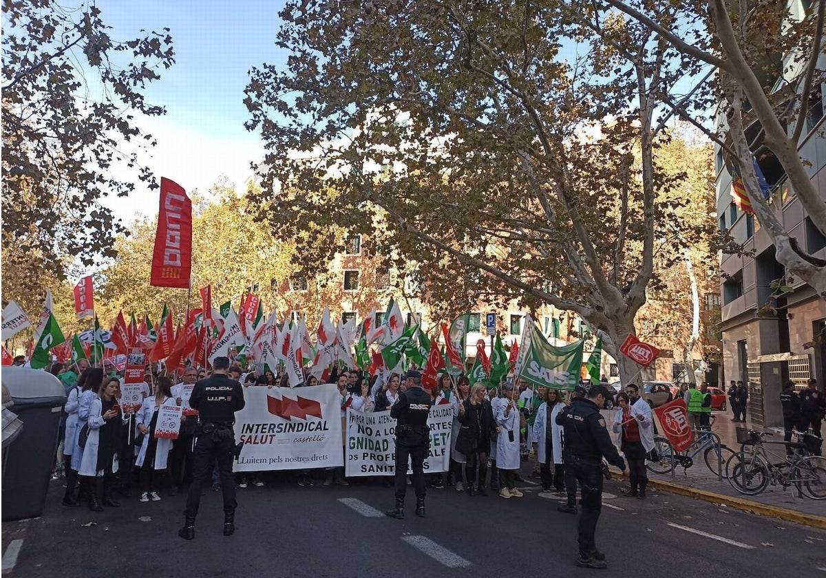 Los sanitarios cortan el tráfico en su protesta este lunes.