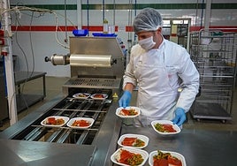 Un hombre prepara comida para los pacientes de un hospital en una imagen de recurso.