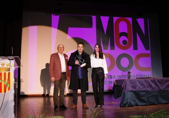 Gabriel Chicano recibe el premio de la mano del alcalde y la concejala de Cultura.