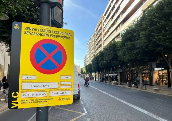 Señalización del anuncio de obras en la calle Colón de Valencia.