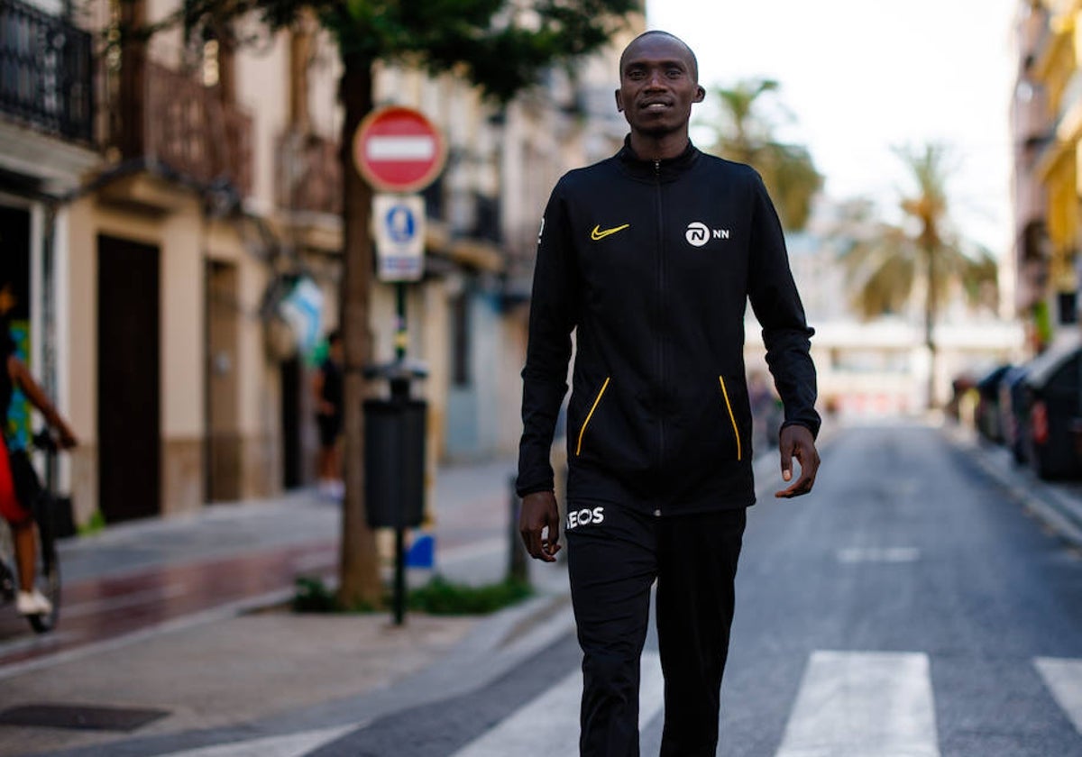 Joshua Cheptegei pasea por una calle en Valencia.