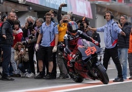 Marc Márquez, a la salida de box de Gresini en su primera sesión de trabajo con una Ducati