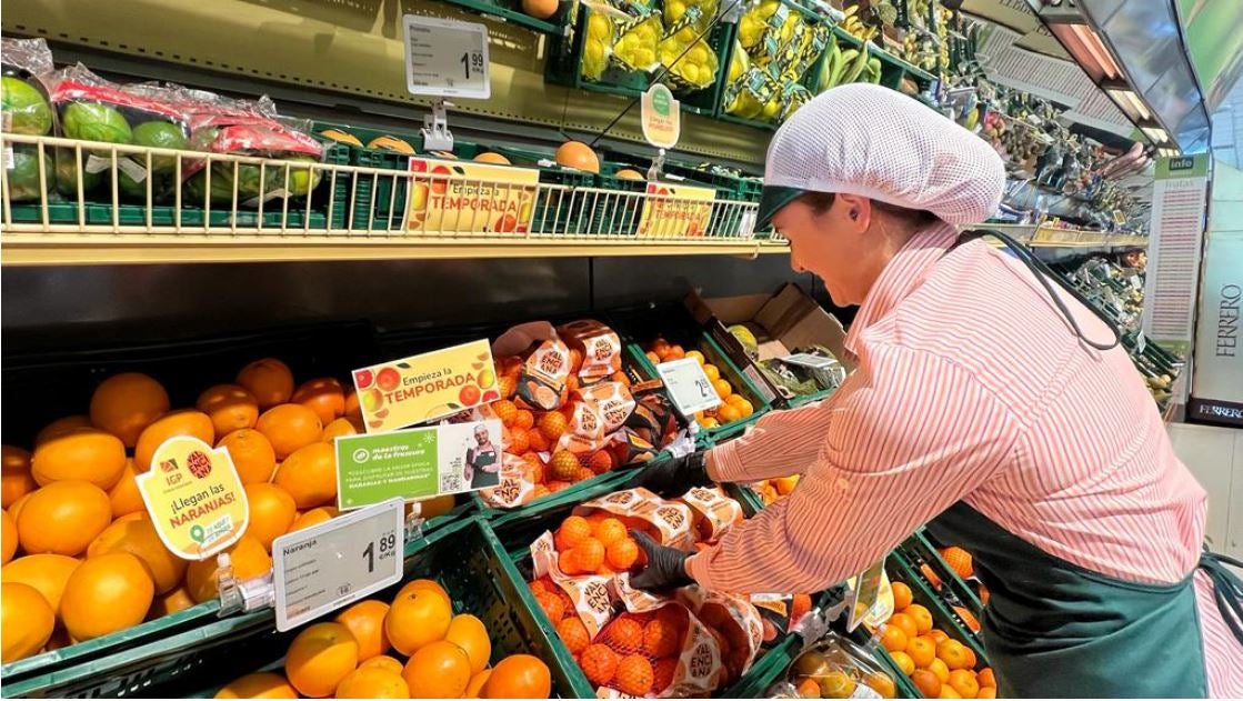 Naranjas y mandarinas en un supermercado Consum.