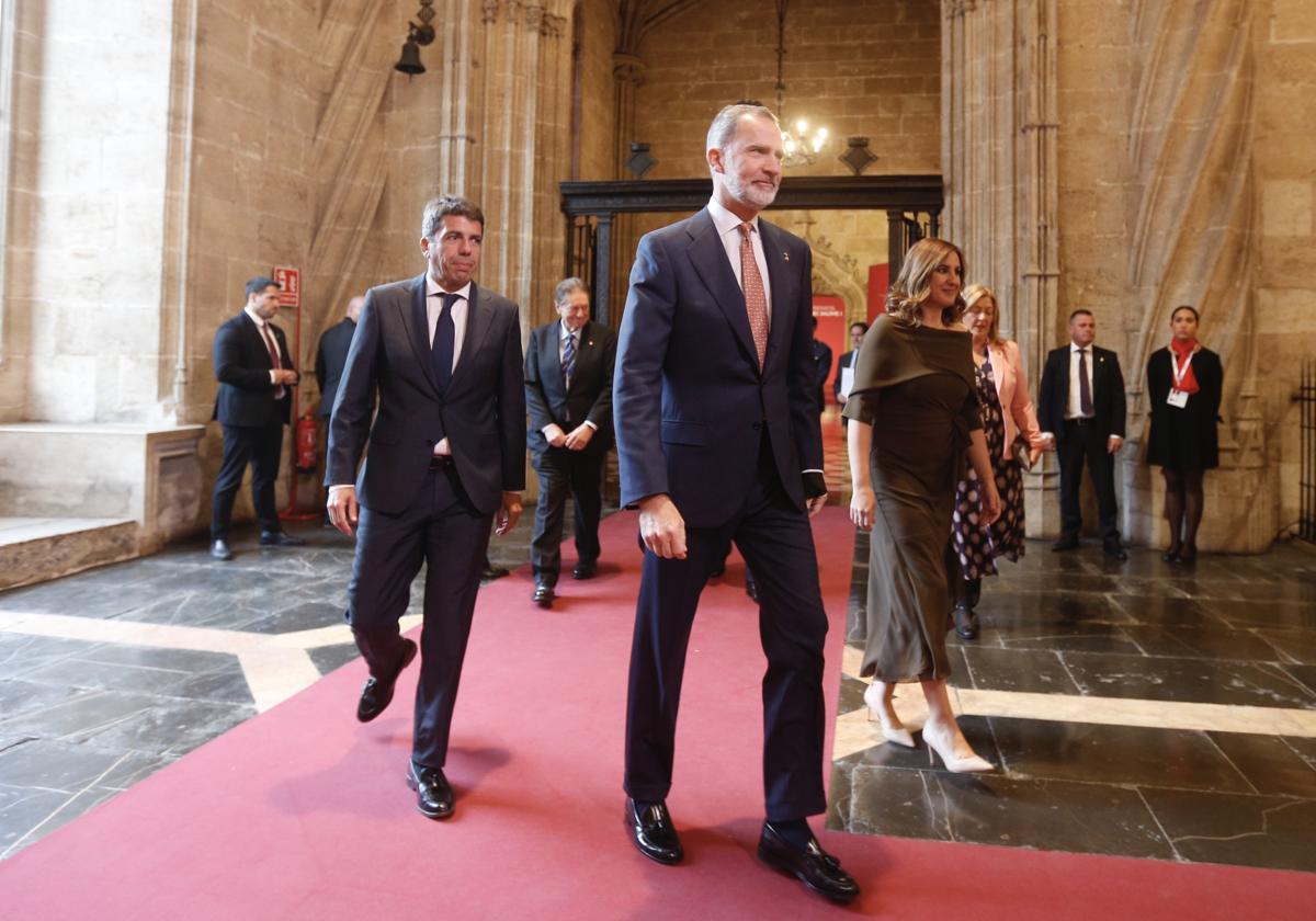 El Rey, junto a Carlos Mazón y María José Catalá en la Lonja de Valencia.