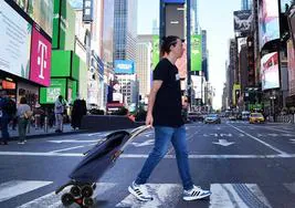 Una persona pasea por Nueva York con el modelo ECO I-MAX 6L.