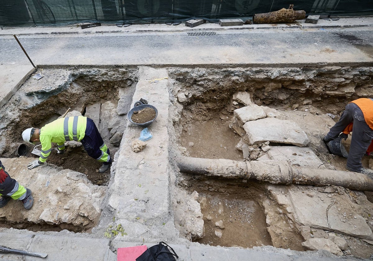 Últimas excavaciones que se están realizando en la calle San Vicente.