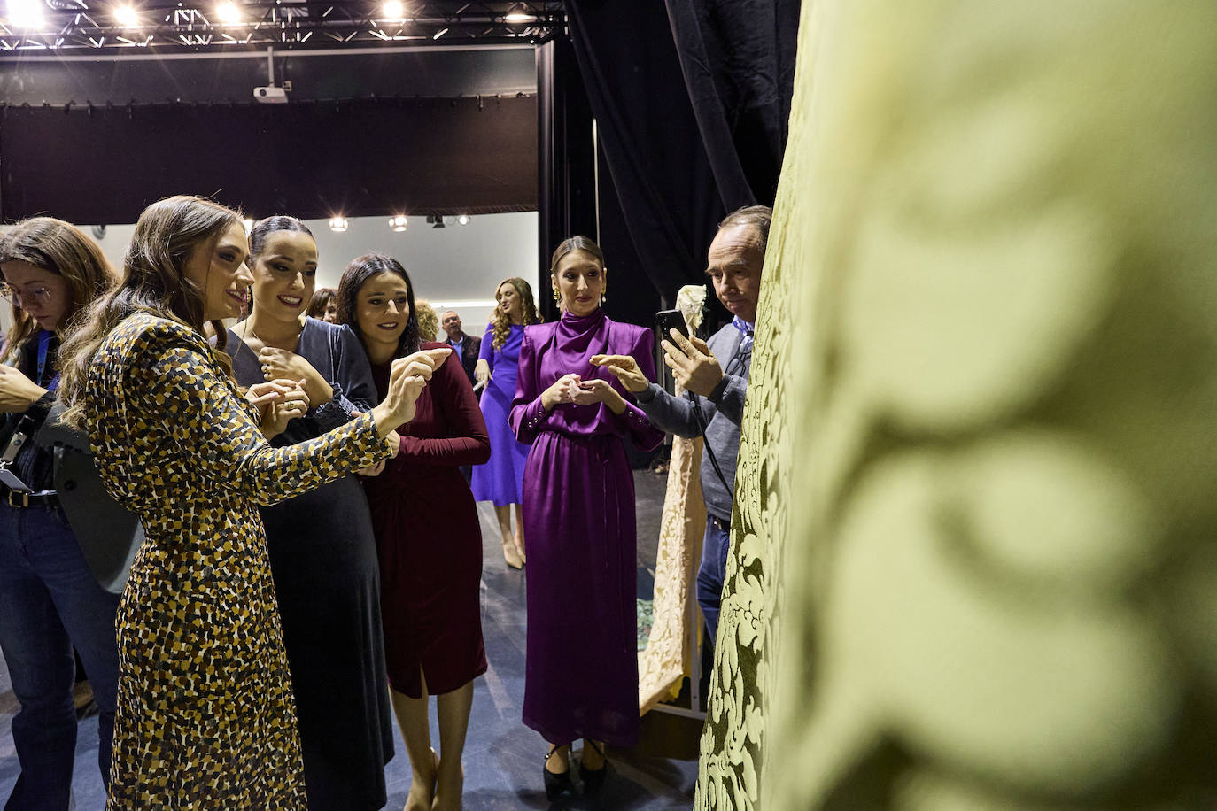 Así son las telas de los trajes de la corte de honor de la fallera mayor de Valencia 2024