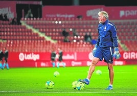 Juan Carlos Balaguer, en un entrenamiento con el Girona FC.