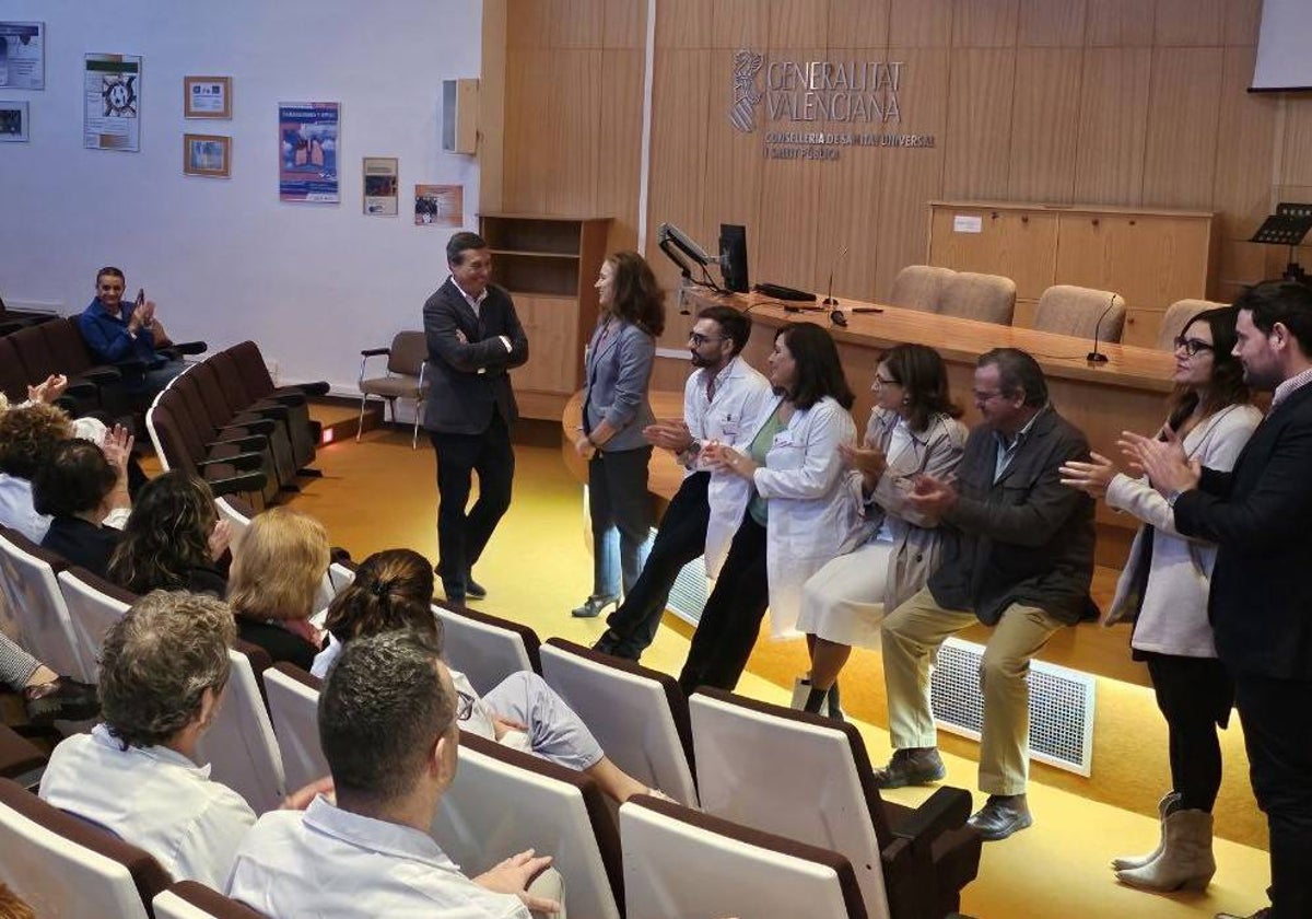 El conseller Gómez, en su visita al hospital de Requena.