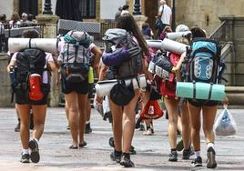 Un grupo de jóvenes realiza el Camino de Santiago.