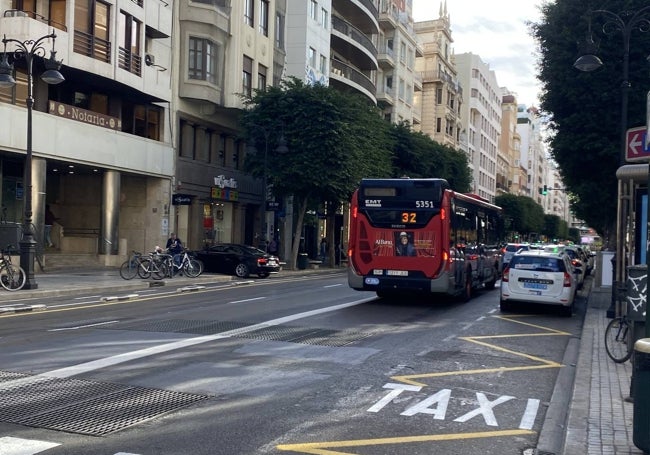 Parada de taxi, paso de un autobús y dos carriles para coches.